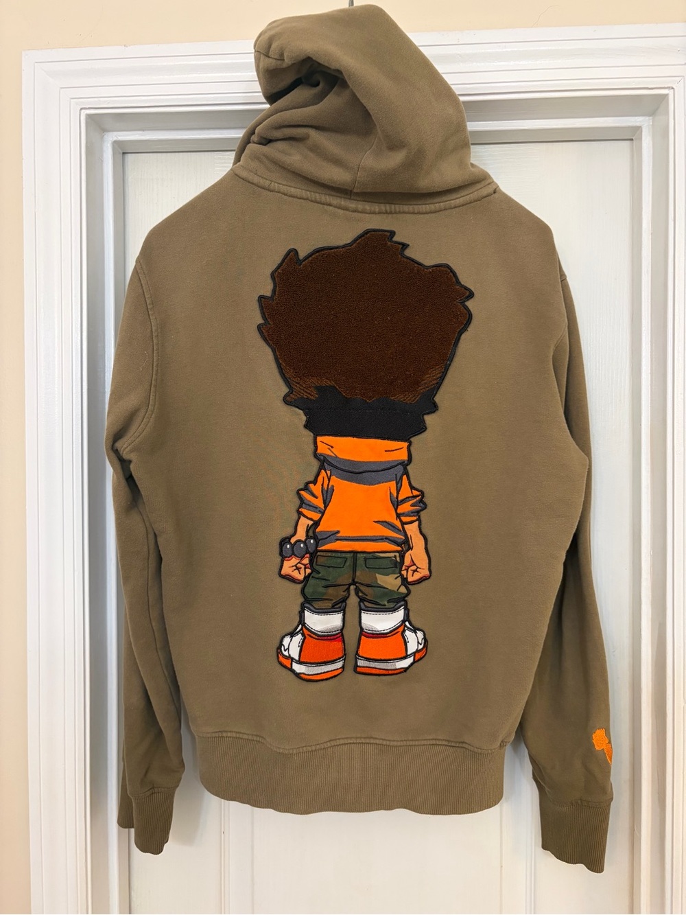 The Boondocks Riley Huey deKryptic Men's Brown Hoodie Size S Chenille Patch - Picture 3 of 9